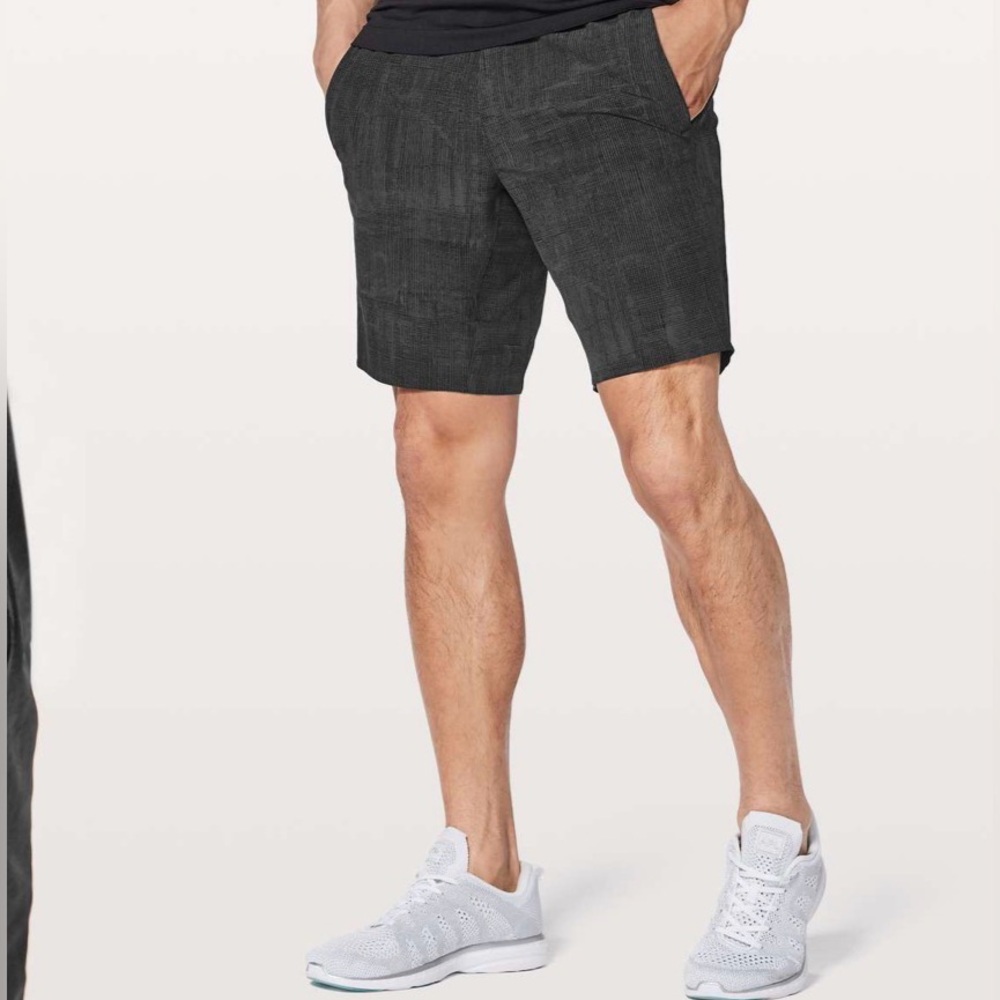 Lululemon Athletica men’s In mind shorts 9” grid lines deep black size M